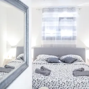Modern Getaway For Two Apartman